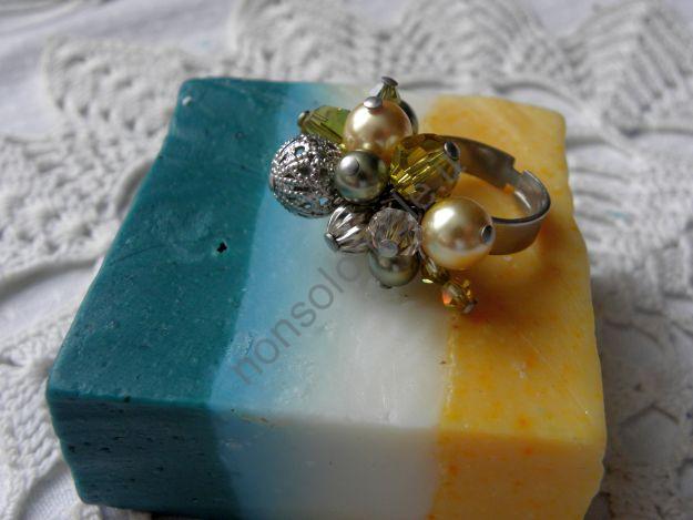 Anello è realizzato con componenti Swarovski e sfere in metallo rodiato